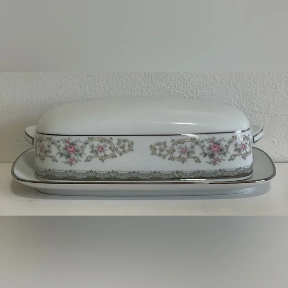 Noritake White Edgewood Porcelain Covered Butter Dish - Picture 1 of 4